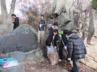 大空山にある万葉歌碑の清掃