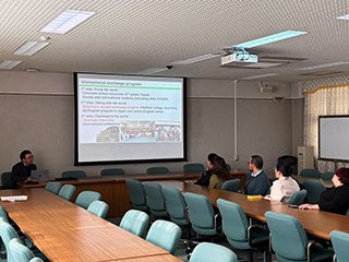 谷川国際交流室員からの学校紹介