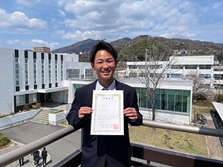 合格証書と撮影。宅建は宅地や建物の売買などで欠かせない国家資格です。合格率が10％台の難関資格です。おめでとう！！