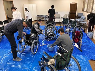 車いす清掃の様子2