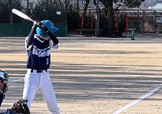 試合を決定づけるセンター前適時打を放つ