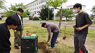 フィールド試験のため、 土壌含水率センサや降雨量センサを校内に構築中