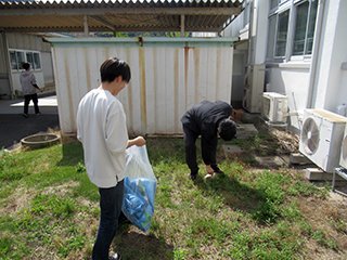 実習工場と機械科棟の間にある草場内でも ゴミ拾いです