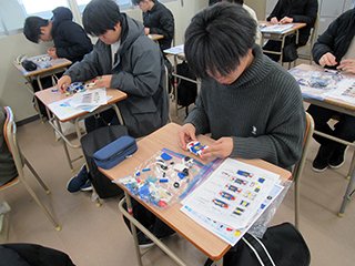 まずは各自でレゴブロックを手順書に従って 組み立ててみます