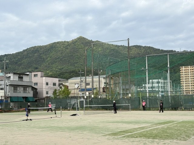 写真１：準決勝前に呉高専テニスコートで試合形式で最終調整