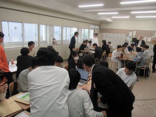 アドバイスを受けながら音づくりを実習しています