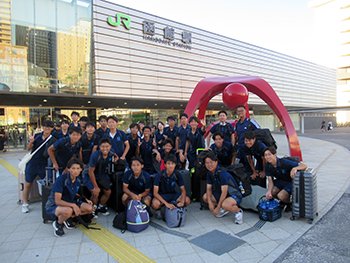 函館駅前で集合写真