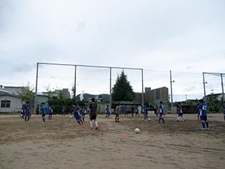 午後、雨が小康状態となり、練習試合のためにアップです