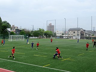 宇部高専（赤）と本校（青）の試合です