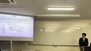 電気情報工学科4年宮さん発表の様子