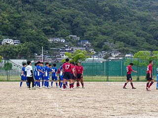 清水ヶ丘高校（赤）との練習試合前の挨拶です