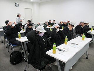 帽子をかぶって、いざ工場見学へ！