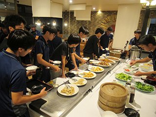 ホテルでバイキング形式の夕食です