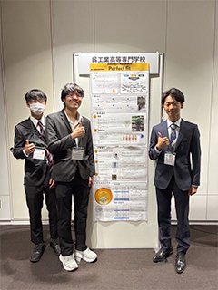 ポスター発表で記念写真