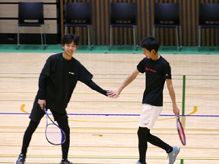 試合形式でポイントが決まりタッチを交わす M2樽岡泰志さん(左)とE2坂口彩佑(右)さん