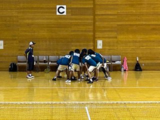 準々決勝にて円陣で士気を高める選手たち