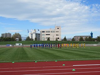 試合終了の挨拶、 青が呉高専、黄色が福島高専です