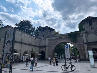 まちのいたるところにある 歩行者のみ通行可能の看板