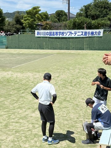 チェンジコートにて池田コーチのアドバイスを受ける選手たち