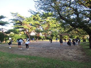 朝食前に散歩して公園で軽く運動です