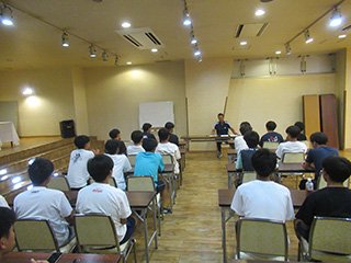20時にホテル会議室で作戦会議です