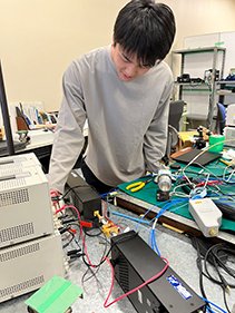 増幅特性測定中の新浜さん