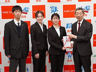 寄付金を渡す様子