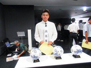 試合球を前に少し緊張しています