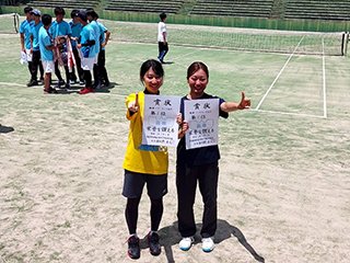 優勝した松岡 琴子さん・岩﨑 菜々さん