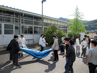 このブルーシートはずっと放置されていたので ゴミとして処理します