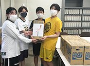 バスケットボール部の学生たちに 配布しました