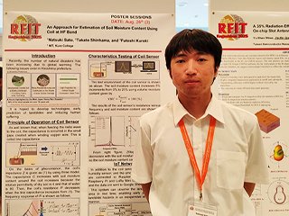 佐藤さん自らのポスター前にて記念撮影