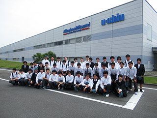 (株)ユーシン工場前で記念写真です