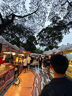 タイ高専の近くにある 屋外マーケットの雰囲気