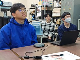 本選大会までの研究計画を議論する 専攻科1年出本さん、本科5年和泉さんと佐藤さん