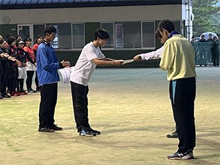 表彰式にて表彰される早井 隼平さん（電気情報工学科3年）