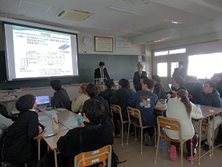 演習課題を理解しようとしている学生たち