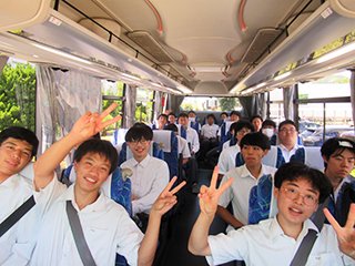2台のバスで出発です （2号車の皆さんです）