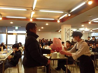 感謝の花束贈呈：5年間ごちそうさまでした！