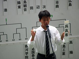 大嶋さんがくじを引いて「67番」と大きな声で紹介しています