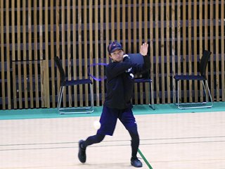 ストロークを確認する M2香川碧司さん