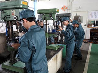 ボール盤による穴あけ加工