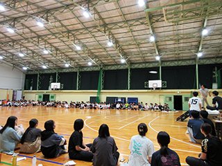全寮生が見つめる中 渾身の大飛行！