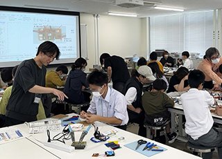 図３ イルミネーション製作中 （左端：Ｅ４西谷颯真さん）