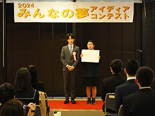 選奨に参加した専攻科1年出本さんから試作賞表彰状と目録を贈呈