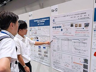 松岡さんが発表している様子