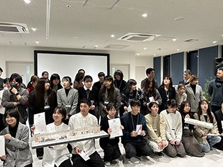 表彰式の後に 他大学の学生たちと一緒に撮影