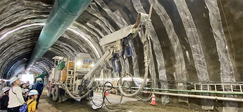 コンクリート吹付機の操作体験