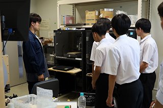 本校学生が機器について説明中