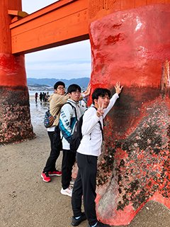 大鳥居にタッチ